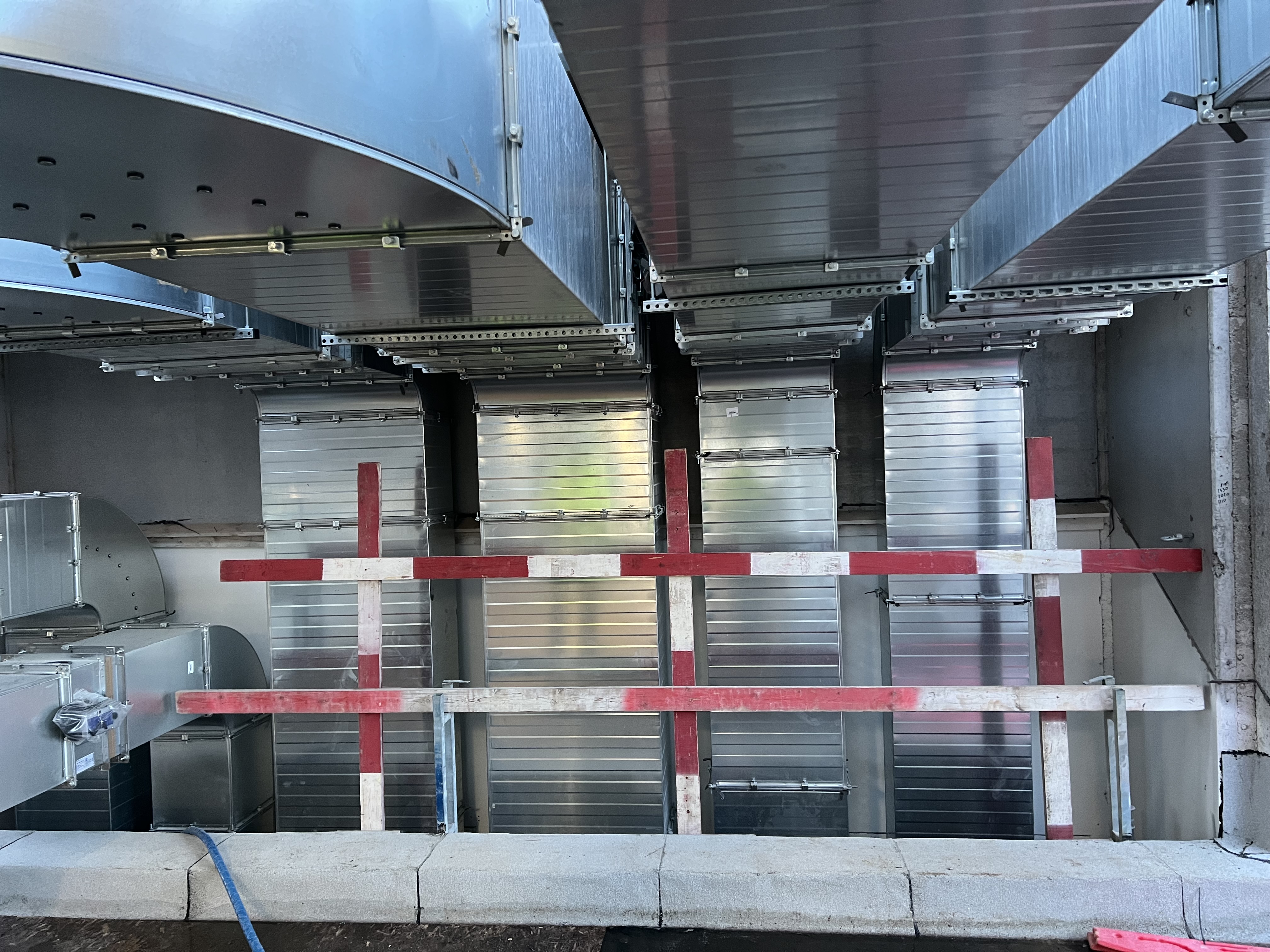 AC unit installation and connection works at datacenters - Industrycore. 