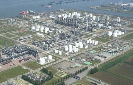 Industrial renovation of insulaiton and cladding on oil plant - Industrycore. 